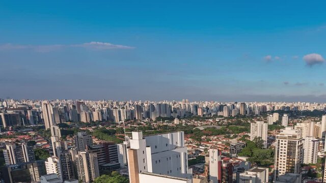 entardecer na zona sul de S&atilde;o Paulo, muitos pr&eacute;dios e nuvens . Time Lapse with clouds and sunset in Sao Paolo. timelapse . pan right