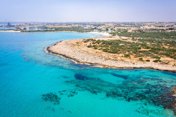 Obraz premium Aerial view of the most famous beaches in Cyprus - Nissi Beach. White sand beach with azure waters. Beautiful beach and panoramic views of Cyprus
