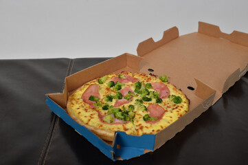 pizza aus karton lieferdienst fastfood