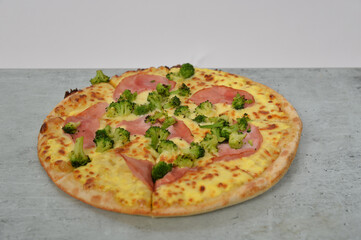 pizza mit sauce hollandaise lecker frisch lieferdienst