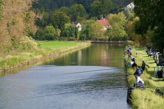 Angler in Ancy-le-Libre am Canal-de-Burgogne
