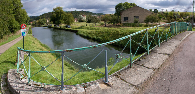 Brücke und Schleuse in Ancy-le-Libre am Canal-de-Bourgogne, Panoramablick, mit Verkehrsschild mit Schriftzug: außer Begünstigten