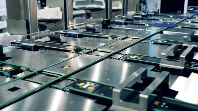 Modern conveyor complex is distributing solar cells