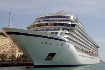 Luxuskreuzfahrtschiff Viking Star vor der Skyline von La Valletta, Malta - Luxury Viking cruiseship...