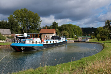Schleuse mit Peniche, Boot auf dem Canal-de-Bourgogne in Ancy-le-Libre, Panoramablick