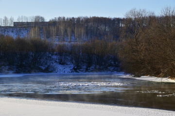 Obraz na płótnie Canvas Freezing Iren river amid December frosts
