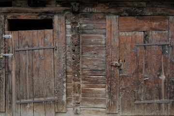 Façade d'un vieux bâtiment en bois, type chalet