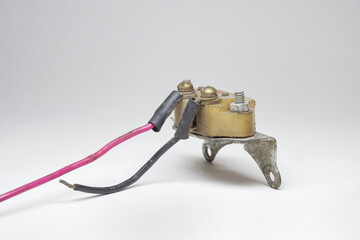 thermal fuse of wipers motor, bimetallic thermal fuse with silver-containing contacts. black and crimson wires