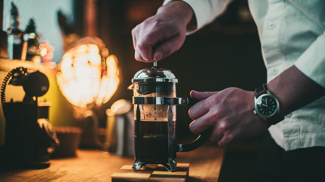 フレンチプレスを使う風景