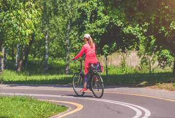 Naklejka premium Cyclist ride on the bike path in the city Park 
