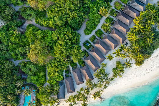Maldives, Lhaviyani Atoll, Kuredu, Aerial view of row of coastal bungalows