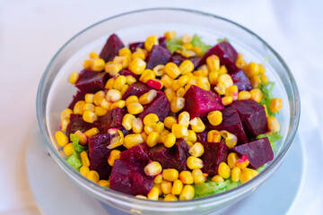 ensalada de choclo remolacha zanahoria tomate y lechuga en bowl