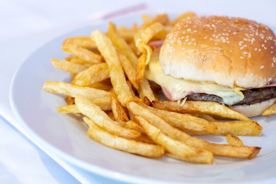 menu infantil con hamburguesa con queso y papas fritas