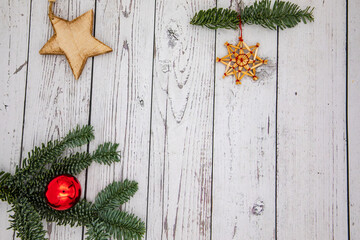 Karte mit Gruß Frohe Weihnachten mit Tannenzweig und Deko