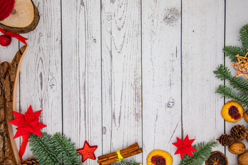 Grußkarte mit weißem Hintergrund sowie Deko und Raum für eine persönliche Nachricht zu Weihnachten oder Advent