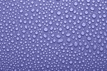 Gouttes d& 39 eau de couleur très violette, fond abstrait ou texture.