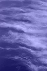 Foto auf Acrylglas Pantone 2022 very peri Violetter Himmel mit weichen Federwolken, sehr Peri-Farbzusammenfassungshintergrund.