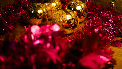 Ambiance de Noël ; décorations diverses rappelant l'innocence de cette période, propice aux...