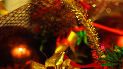 Ambiance de Noël ; décorations diverses rappelant l'innocence de cette période, propice aux...