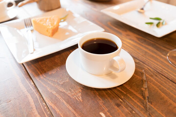 レストランのテーブルにあるコーヒーとケーキの様子
