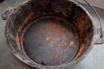 Rusty Dutch-oven needing to be clean