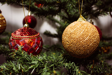 Glamorosas bolas de navidad sobre ramas de pino