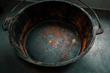 Rusty Dutch-oven needing to be clean