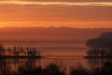 Fototapeta na wymiar Kurz vor Sonnenaufgang am Bodensee
