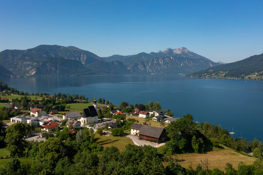 Austria, Upper Austria, Steinbach am Attersee, Drone view of small town on shore of Lake Atter