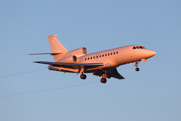 Flugzeug im Landeanflug am Morgen