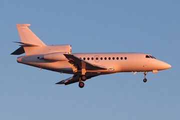 Flugzeug im Landeanflug am Morgen
