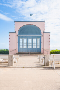 Germany, Mecklenburg-Western Pomerania, Heringsdorf, Empty benches in front of Konzertmuschel Bansinbandshell
