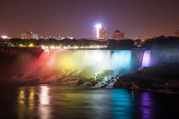 Fototapeta na wymiar Niagara Fälle bei nacht