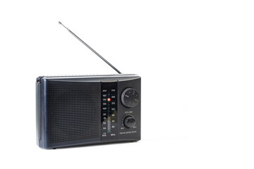 AM FM Radio negra sobre un fondo blanco liso y aislado. Vista de frente. Copy space