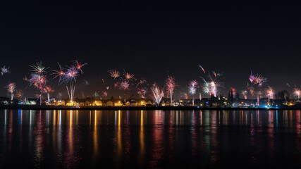 Feuerwerk an Silvester am Hafen von Leverkusen Hitdorf