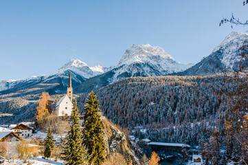 Scuol, Kirche, Engadiner Dorf, Unterengadin, Alpen, Gebirge, Engadin, Inn, Fluss, Val S-Scharl, Wanderweg, Nationalpark, Graubünden, Winter, Wintersport, Winterwanderung, Schweiz