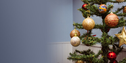 Imagen panorámica de navidad con árbol decorado y espacio negativo en blanco. Recurso gráfico
