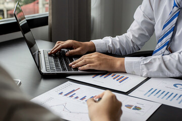 The salesperson explains the past results to the marketing staff of the company, the marketing staff prints the marketing plan to send to the sales manager, marketing consulting ideas.