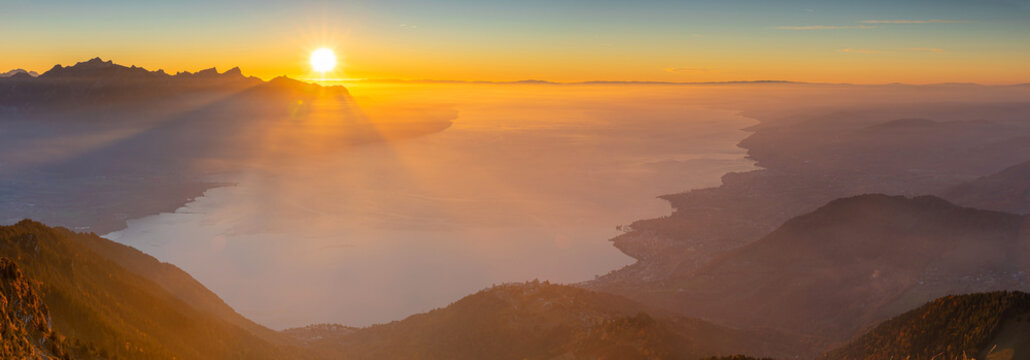 Coucher de soleil avec la Brume au dessus du lac Léman