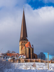 Blick auf die Petrikirche im Winter in der Hansestadt Rostock