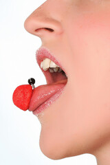 bonbon à la fraise sur une langue