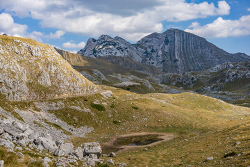 Fototapeta na wymiar Beautiful view of the surroundings of Mount Saddle in the Durmitor National Park in Montenegro in autumn.