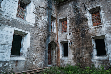 Fototapeta na wymiar Ruins of abandoned fortress Landro, South Tyrol