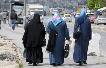 Mujeres musulmanas caminando en el barrio de Dogancilar de la ciudad de Estambul en Turquía