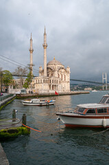 Fototapeta na wymiar Barcos y mezquita de Ortakoy a orillas del Bósforo en la ciudad de Estambul, Turquía