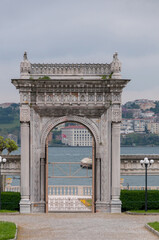 Fototapeta premium Puerta de los jardines del palacio de Dolmabahce a oriilas del Bósforo en la ciudad turca de Estambul