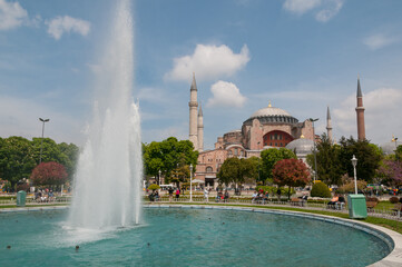 Fototapeta na wymiar Fuente de agua y mezquita de Santa Sofia en la ciudad de Estambul, Turquía