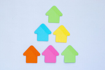 sticky notepad on white background with hierarchy scale - concept photo, template, with copy space