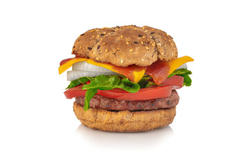 Hamburguesa de carne con tomate, lechuga, cebolla y queso cheddar.