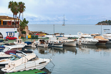 Fototapeta na wymiar modern motor boats in the quiet harbor of the Spanish city of Palma de Mallorca